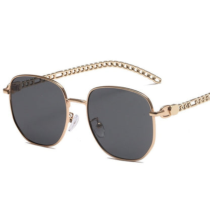 SolarVibe – Gafas de Sol con Marco Ovalado y Cadena Metálica para la Mujer que Vive en Modo Ícono